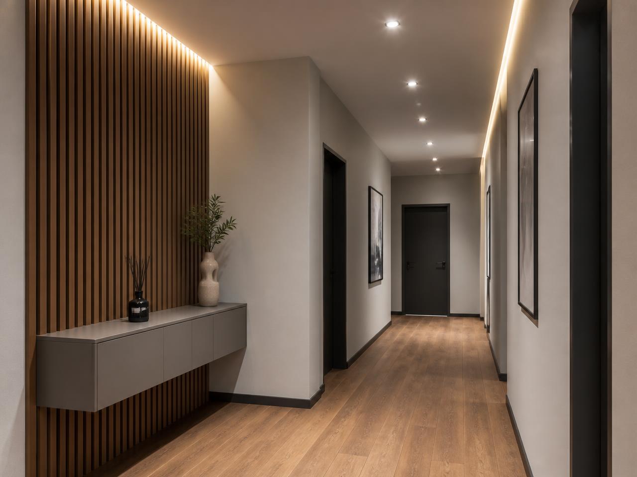 Corredor remodelado com painel ripado e luz embutida