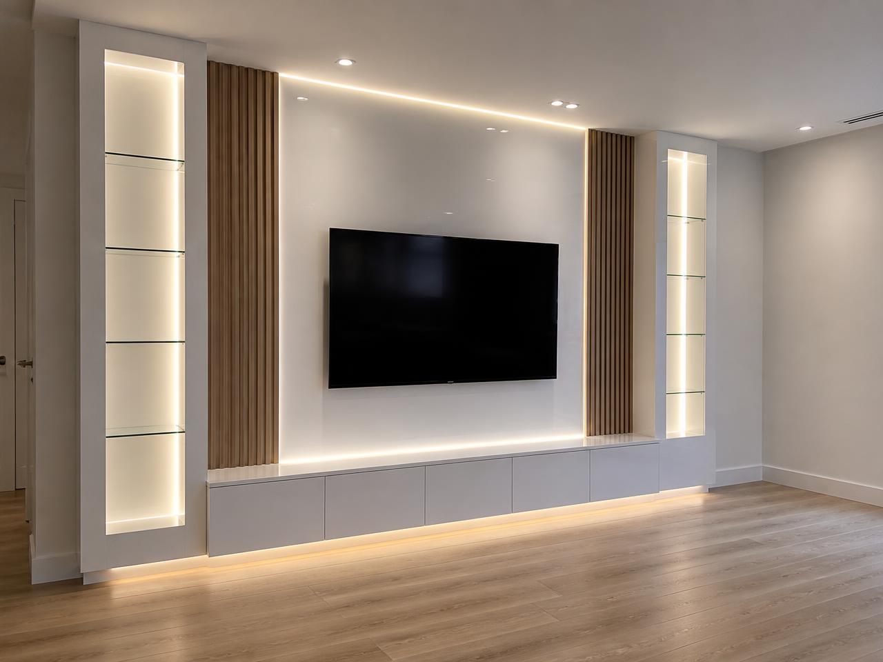 Móvel planeado branco com prateleiras de vidro e LED junto à TV